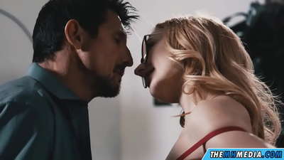 ஒரு மெல்லிய பொன்னிறத்துடன் காதல் செக்ஸ்